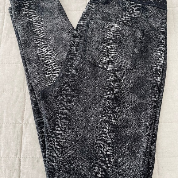 Leggings, Intricate Design - Picture 2 of 3